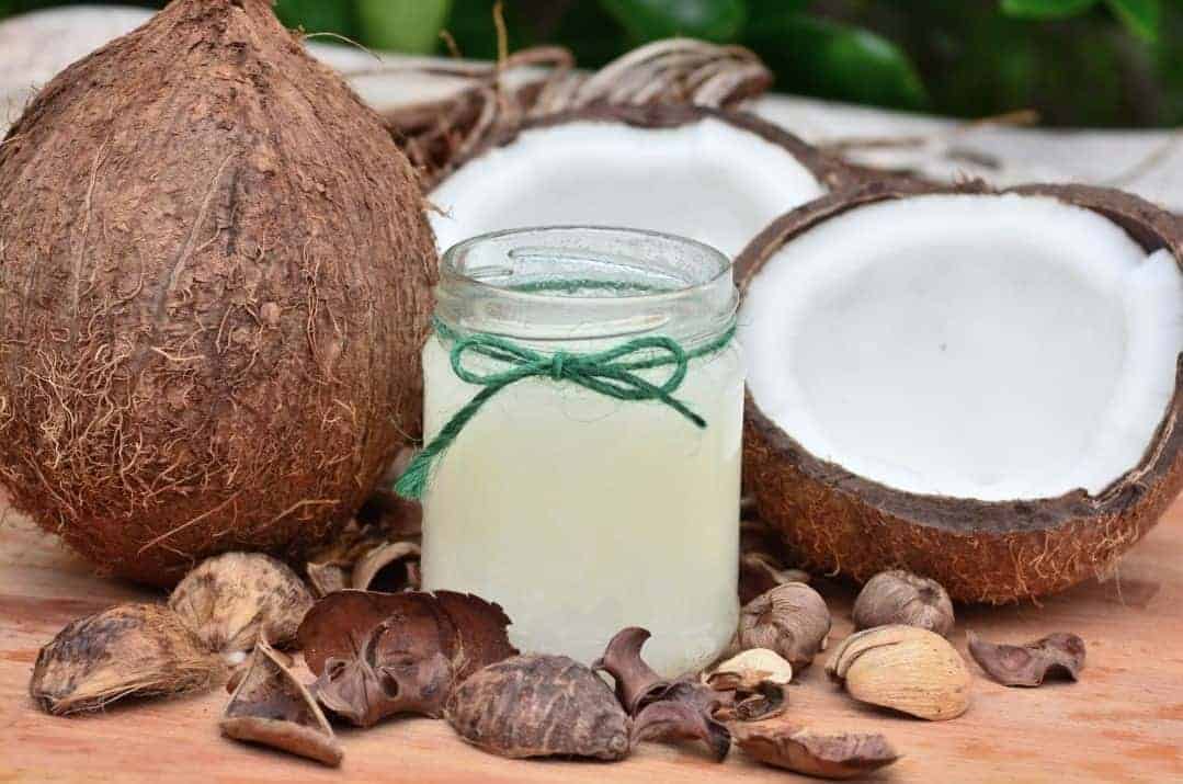 kokosový orech s kokosovým olejom